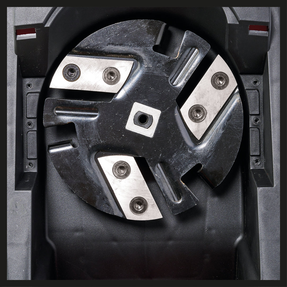 Tocator de crengi cu lame pe acumulator Einhell REDAXXO 36/25 Power X-Change 36 V, grosime maxima a crengii de 25 mm, 3 cutite reversibile din otel, sac de colectare de 55 l, maner de transport, impingator