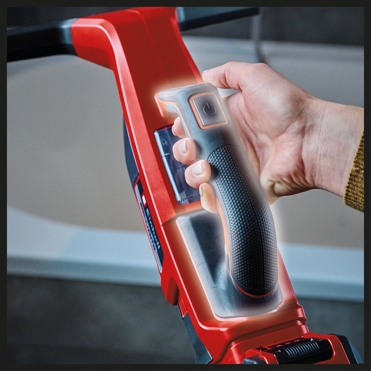 Aparat de curatat geamuri fara fir Einhell BRILLIANTO Power X-Change (18 V, duza de aspirare lunga de 28 cm, curatare fara urme, incl. sticla de pulverizare cu laveta din microfibra, fara acumulator)