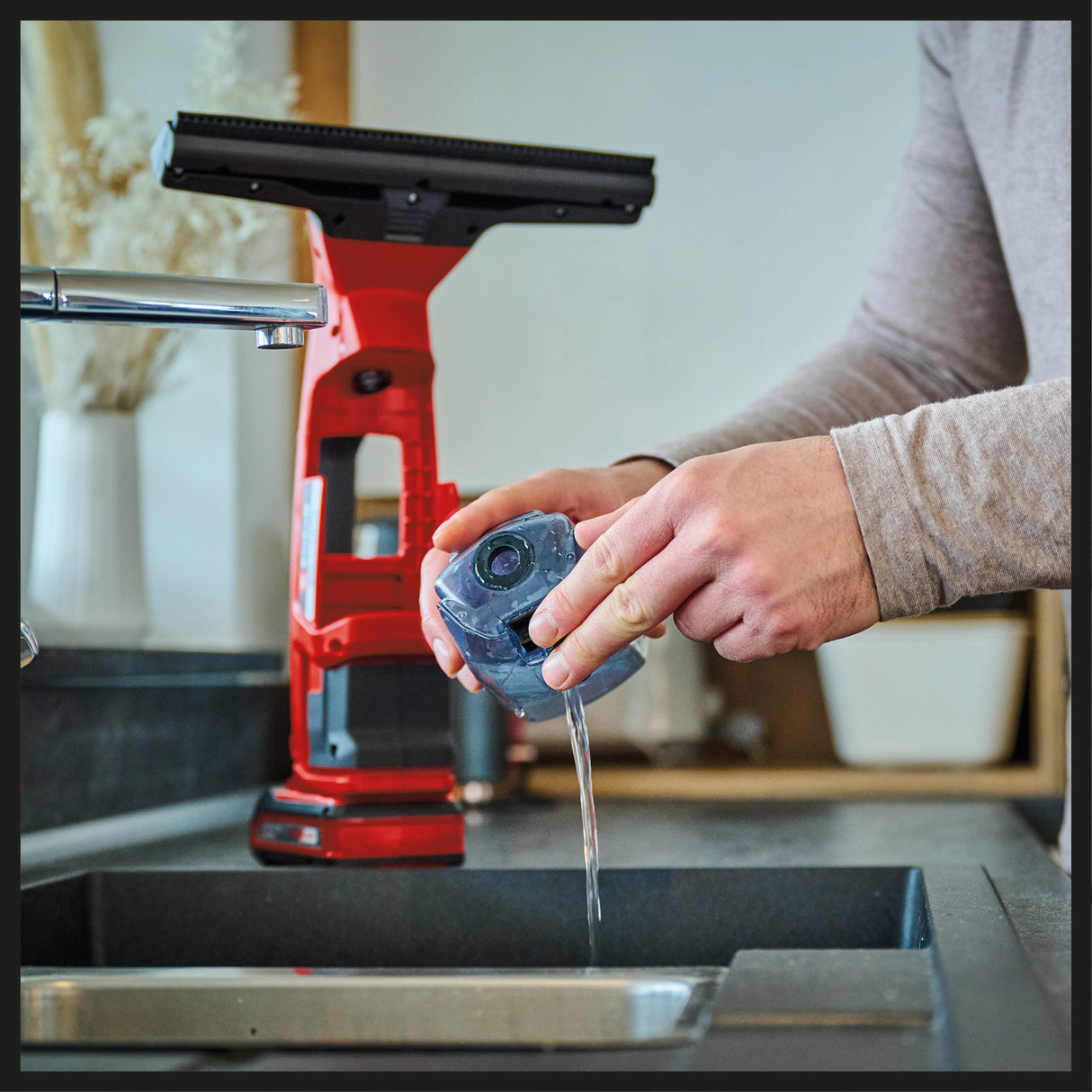 Aparat de curatat geamuri fara fir Einhell BRILLIANTO Power X-Change (18 V, duza de aspirare lunga de 28 cm, curatare fara urme, incl. sticla de pulverizare cu laveta din microfibra, fara acumulator)