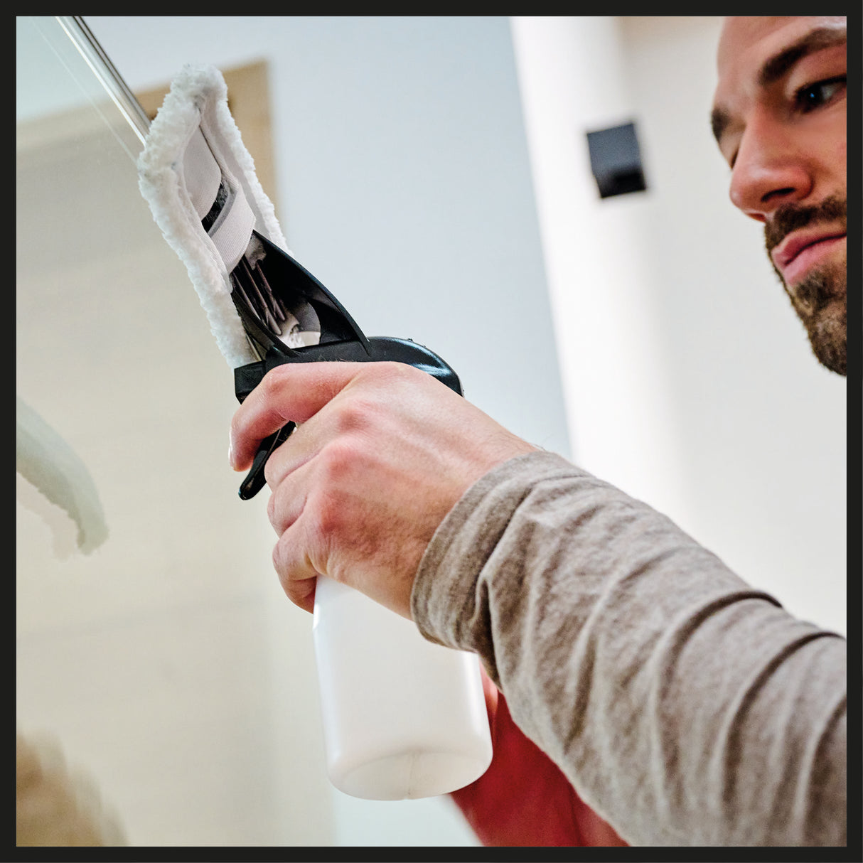 Aparat de curatat geamuri fara fir Einhell BRILLIANTO Power X-Change (18 V, duza de aspirare lunga de 28 cm, curatare fara urme, incl. sticla de pulverizare cu laveta din microfibra, fara acumulator)