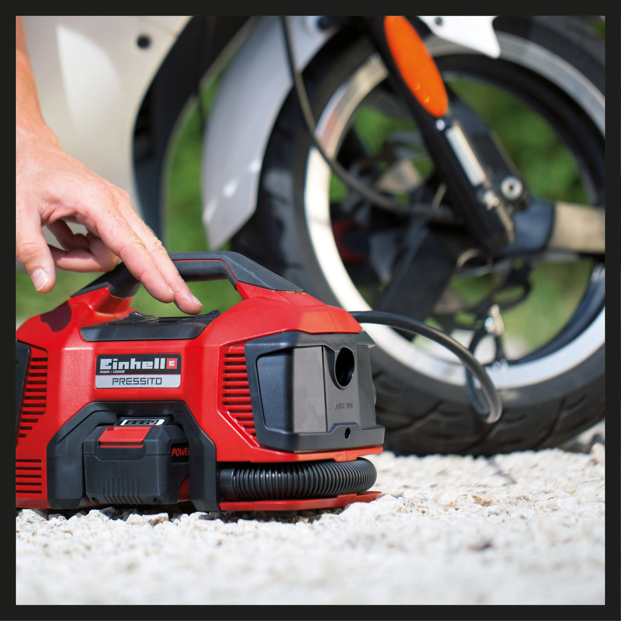 Compresor pe acumulator Einhell PRESSITO Power X-Change, 18 V, max. 11 bar, lungime furtun 31 cm, inclusiv set adaptor 3 piese, fara acumulator