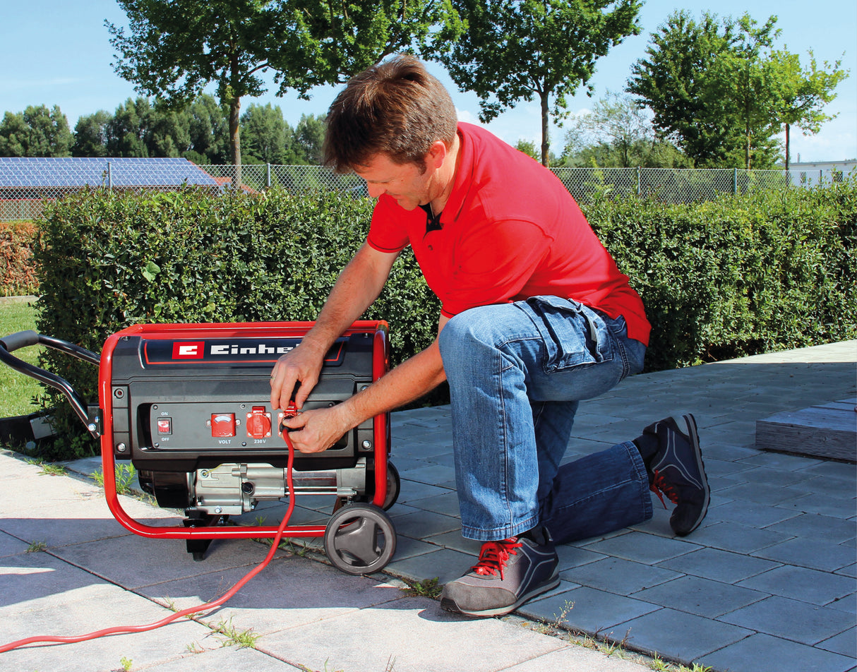 Einhell áramfejlesztő, benzinmotoros TC-PG 35/E5, maximum 3100 W teljesítménnyel, alacsony károsanyag-kibocsátású 4 ütemű motor, 2 db 230 V-os aljzat, 15 literes tartály, AVR funkció, túlterheléskapcsoló, alacsony olajszint kapcsoló