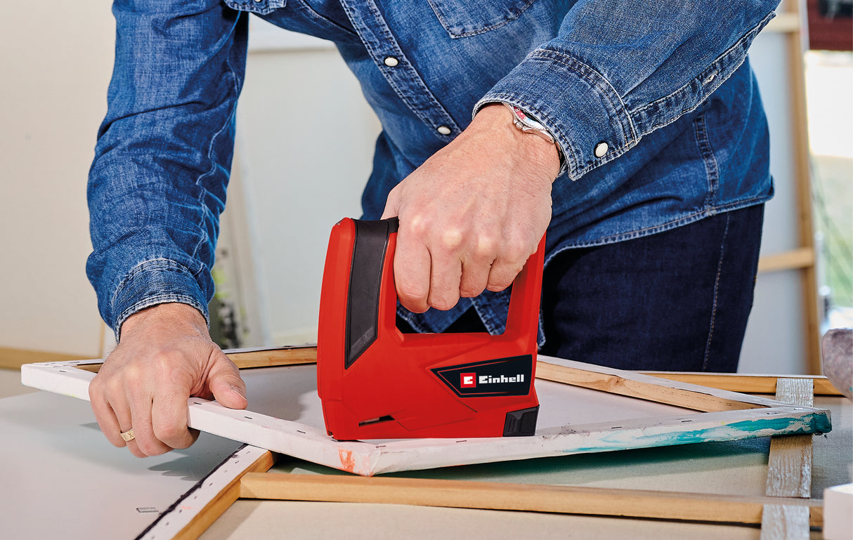 Capsator pe acumulator Einhell TC-CT 3.6 Li, 3.6 V, 1.3 Ah, 30 /min, maner ergonomic moale, varf de siguranta, livrarea include cutie metalica, incarcator si 1000 de capse