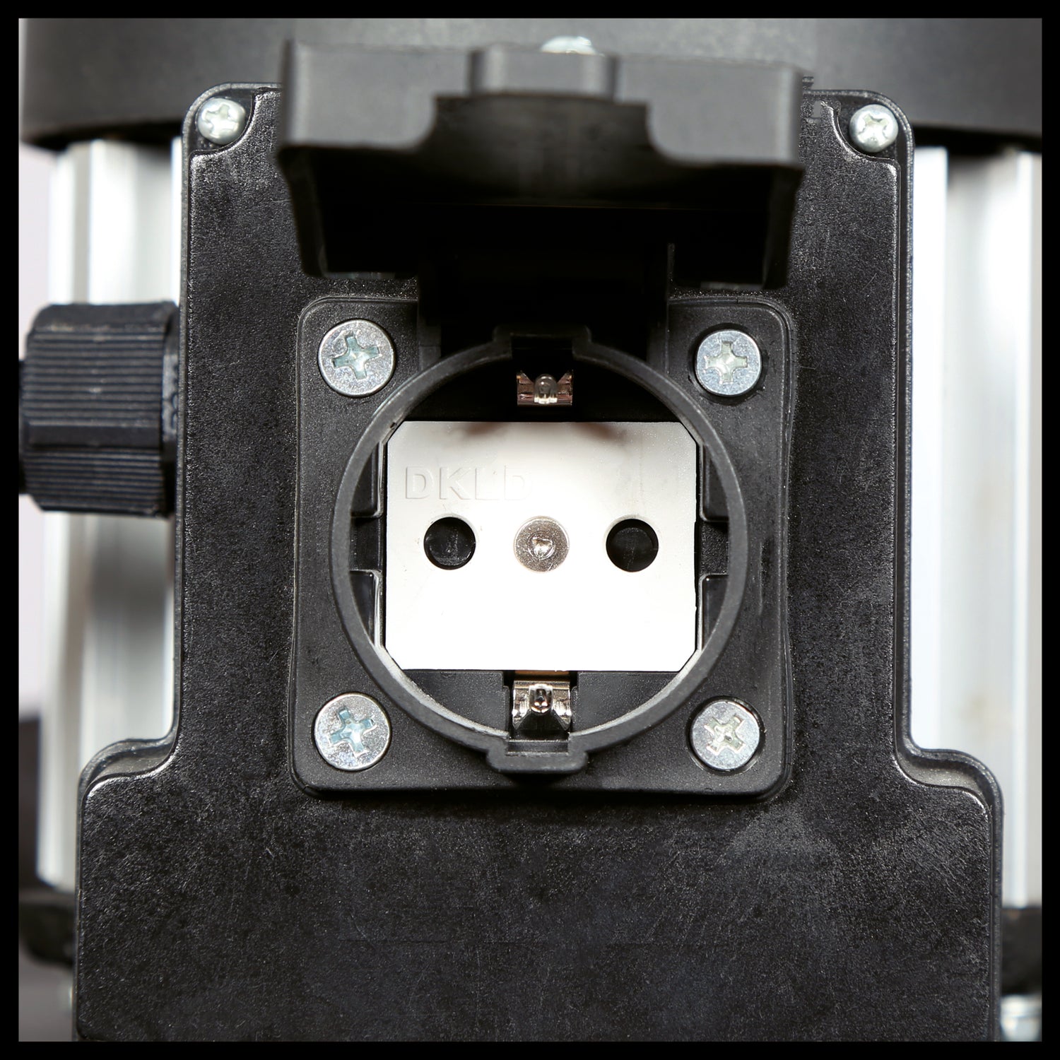 Einhell TE-VE 550/2 A porszívórendszer, 550 watt, sima járású indukciós motor, automatikus aljzat indítófunkcióval, szívótömlővel, multiadapter készlettel + szívóadapterrel