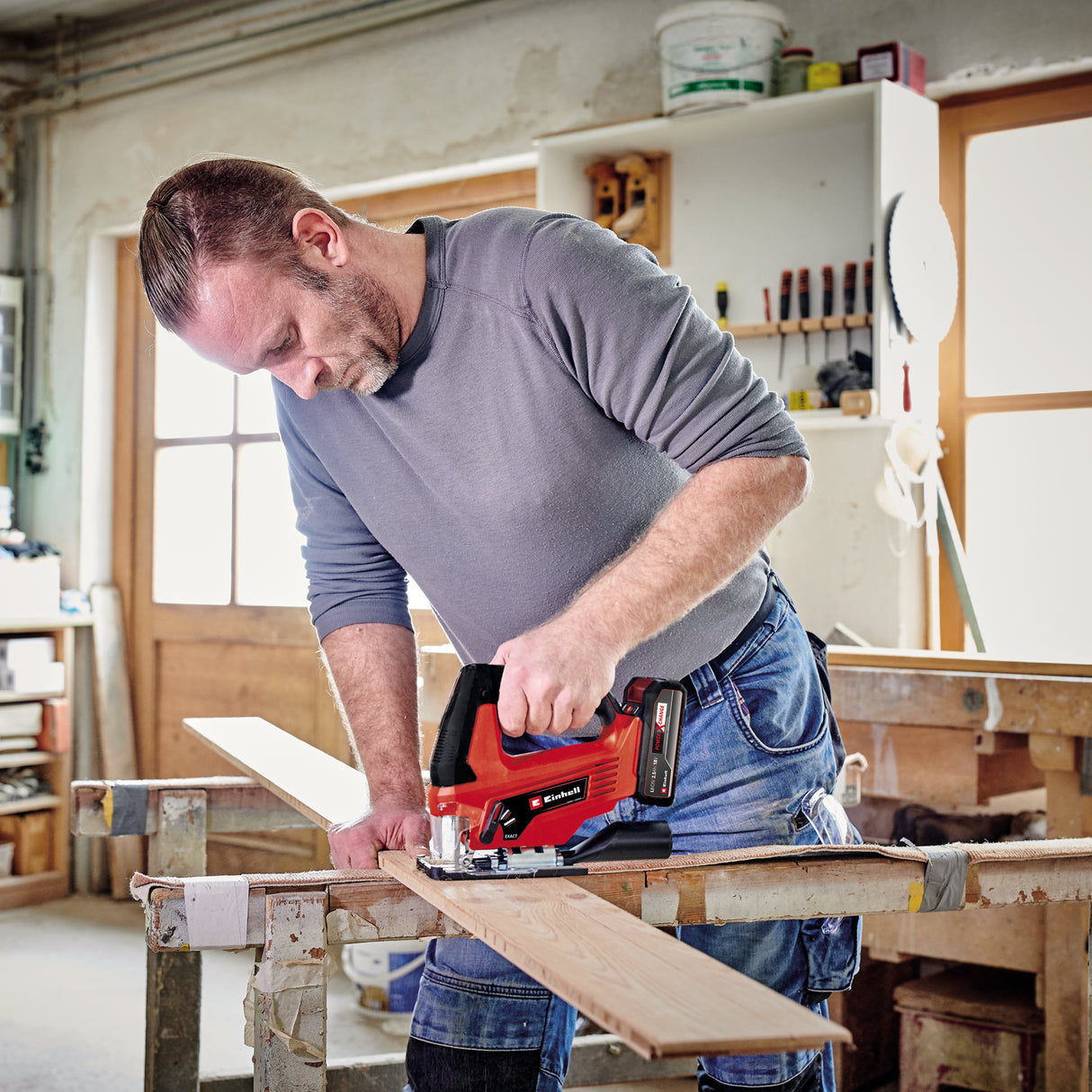 Fierastrau vertical pe acumulator Einhell TC-JS 18 Li (1x2,5 Ah Power X-Change (Li-Ion, 18 V, functie de cursa a pendulului, adaptor de aspirare, incl. 1x acumulator de 2,5 Ah, incarcator si geanta