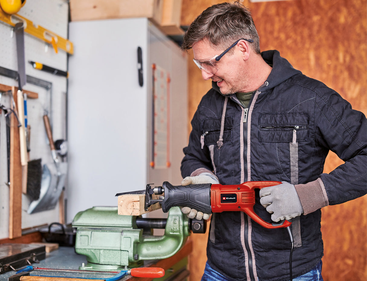 Einhell TC-AP 690 E univerzális kardfűrész, 690 W, vágási magasság 20 mm, maximális alapjárati fordulatszám 2800 ford/perc, vágási mélység 115 mm fában