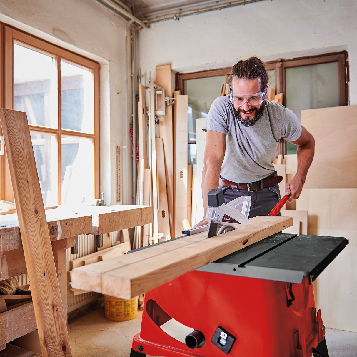 Einhell TC-TS 254 eco asztali körfűrész, párhuzamos ütközővel a precíz vágásokhoz, szögütközővel a 45°-os vágásokhoz, házzal és fűrészlap-védelemmel, fűrészporelszívó csatlakozóval