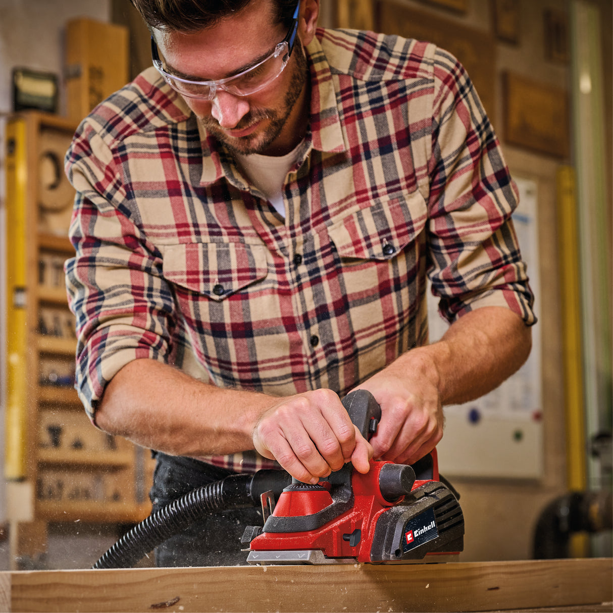 Einhell TE-PL 920 gyalu, 920 watt, vágási mélység akár 3,5 mm, nagy pengéjű orsó, automatikus parkolópapucs, hosszanti vezetővel, elszívó adapterrel és 2 megfordítható TCT késsel