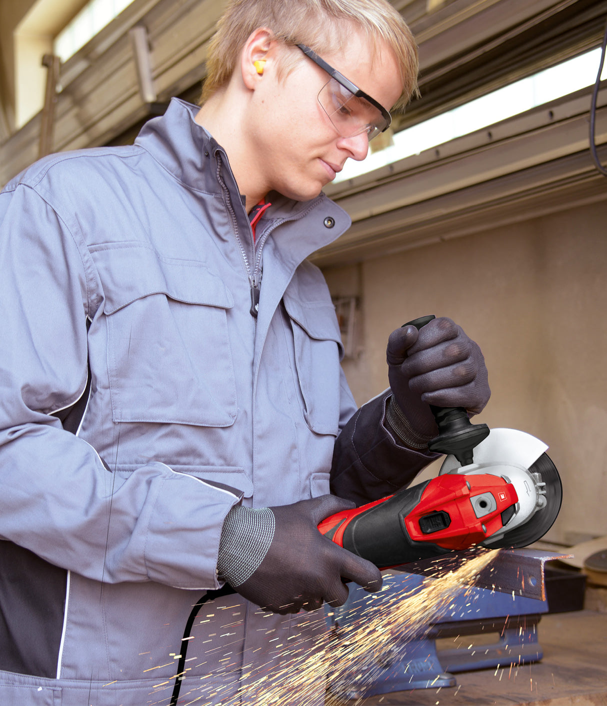 Einhell TE-AG 125 CE sarokcsiszoló, 1100 W, konstans elektronika, lapos fém hajtóműfej, pótfogantyú, tengelyretesz, kábelrögzítő, elölkulcs, vágókorong nem tartozék