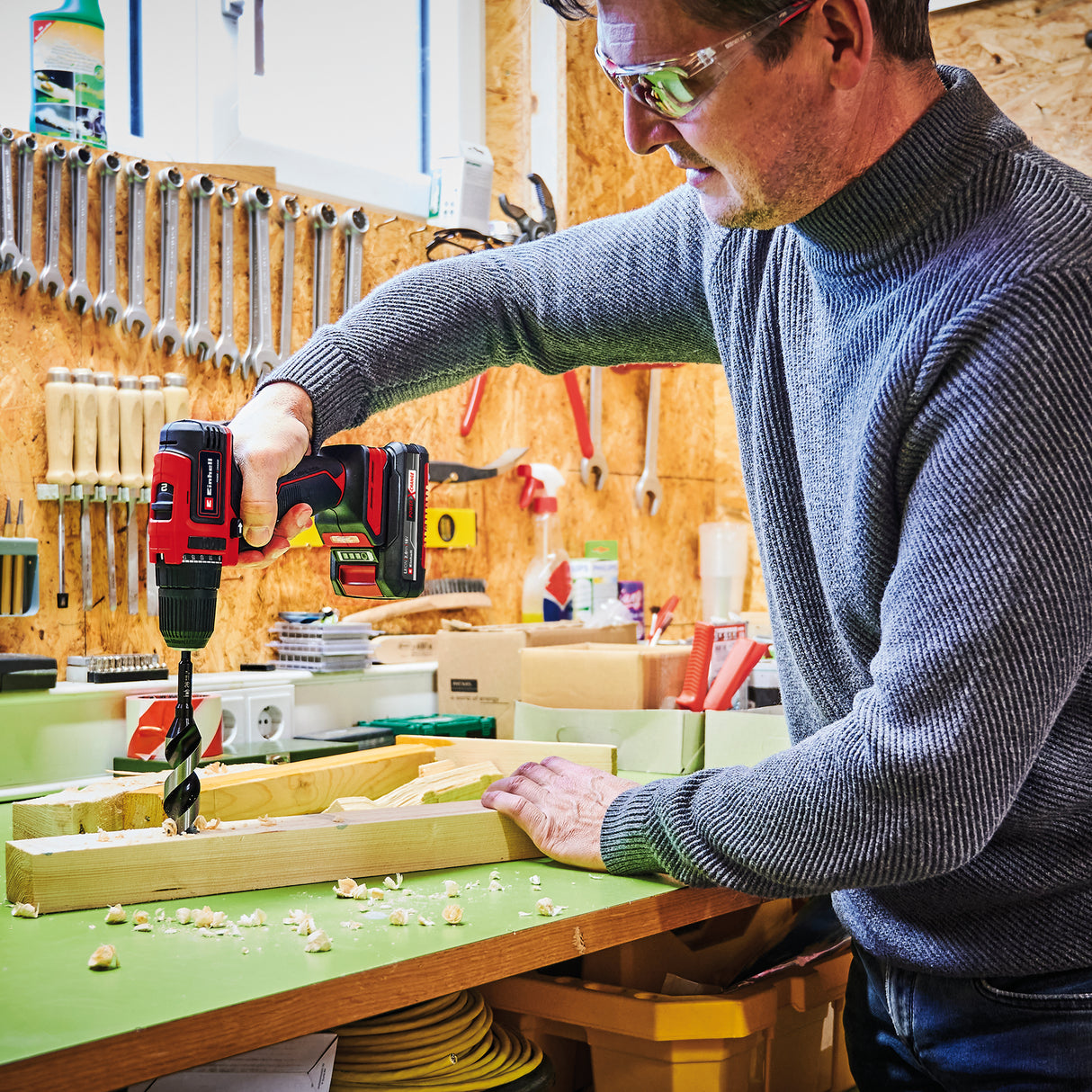 Masina de gaurit si insurubat (bormasina) pe acumulator Einhell TE-CD 18/40 Li BL (2x2.0 Ah Power X-Change, Li-ion, 18 V, 40 Nm, motor fara perii, cutie de viteze cu 2 trepte, control electronic al vitezei, incl. 2x baterii de 2.0 Ah si incarcator rapid