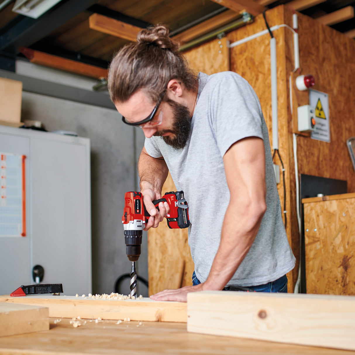 Masina de gaurit si insurubat (bormasina) cu impact pe acumulator Einhell TE-CD 18/2 Li-i +22, 1 x 2.5Ah Power X-Change Li-Ion, 18 V, 44 Nm, cutie de viteze cu 2 trepte, incl. acumulator de 2.5 Ah, incarcator rapid, cutie de biti cu 22 de piese si geanta