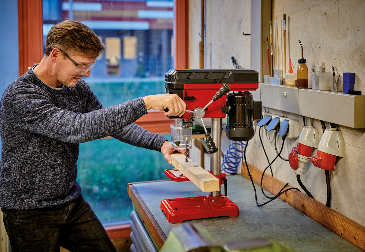 Masina de gaurit de banc Einhell TC-BD 450, 450 W, pana la 2650 rpm, 5 trepte, adancime maxima de gaurire 50 mm, afisaj adancime de gaurire, opritor de adancime reglabil, masa de gaurire inclinabila/rotativa si reglabila pe inaltime