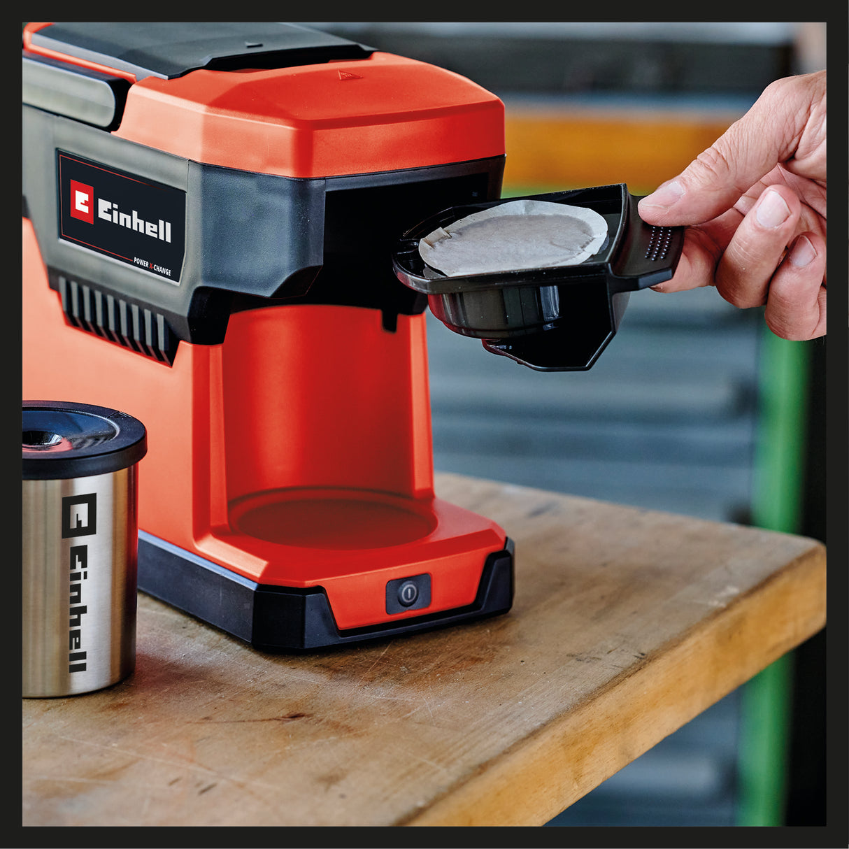 Cafetiera fara fir Einhell TE-CF 18 Li-Solo Power X-Change (18 V, rezervor de apa de 240 ml, pentru cafea filtrata si pad-uri de cafea, maner de transport, incl. cana cu capac, fara acumulator).