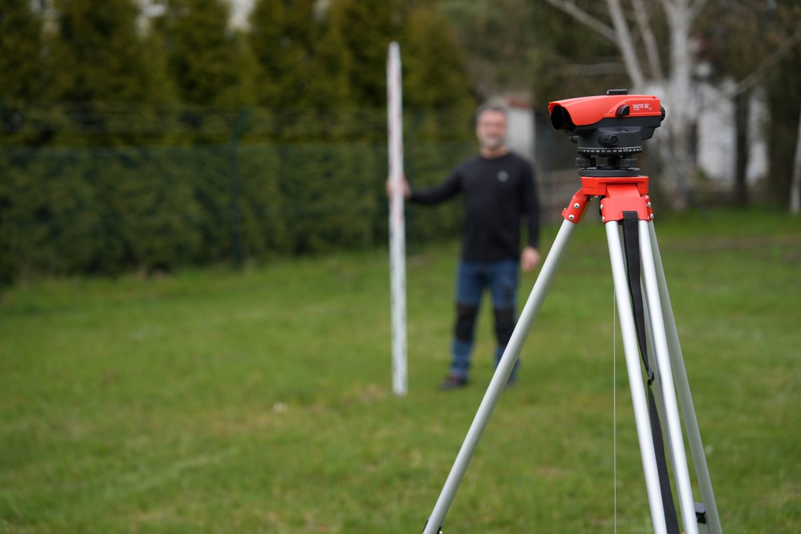 OPTIKAI SZINTMÉRŐ 32X IP66 + ÁLLVÁNY + ÁLLVÁNY YATO YT-30551, 110 m