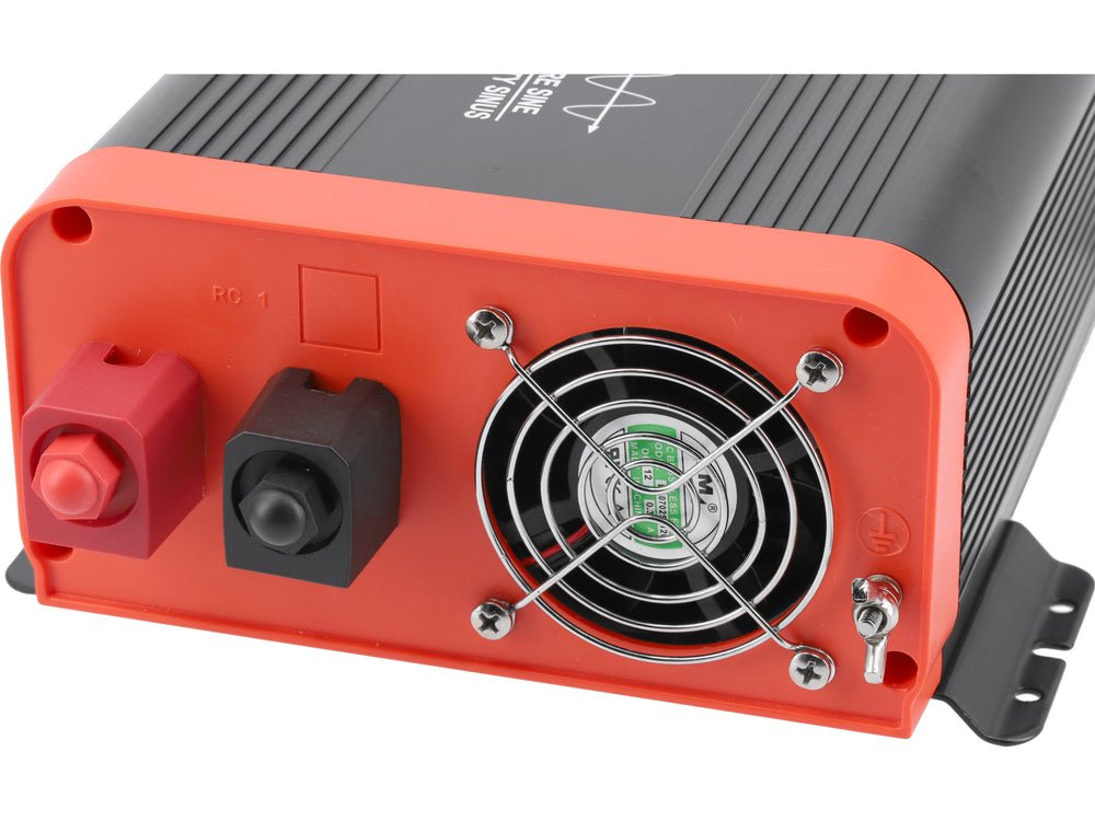 INVERTOR TENSIUNE 12V/230V 1000W Yato YT - 81483 - 2000W Yato - scule electrice si unelte profesionale - BricoMart