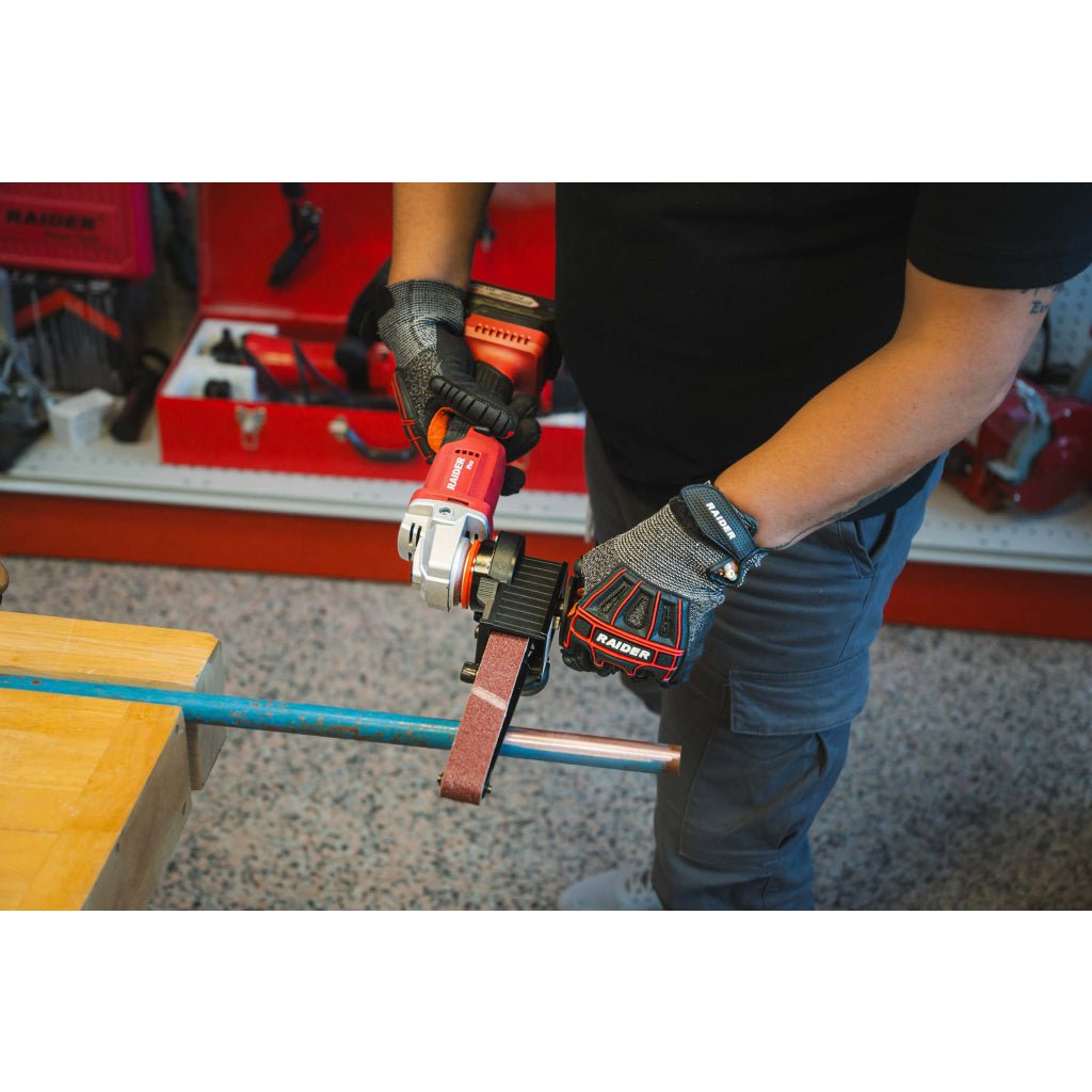 RAIDER Sistem cu banda smirghel pentru polizor unghiular Transformare instant din polizor unghiular in masina de slefuit cu banda, oferind flexibilitate mai mare in procesul de Raider - scule electrice si unelte profesionale - BricoMart