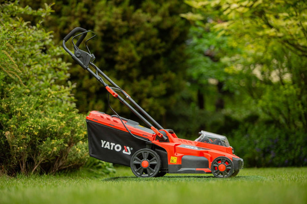 YATO YT-85223 FŰNYÍRÓ 37CM 2X18V, AKKUMULÁTOR NÉLKÜL