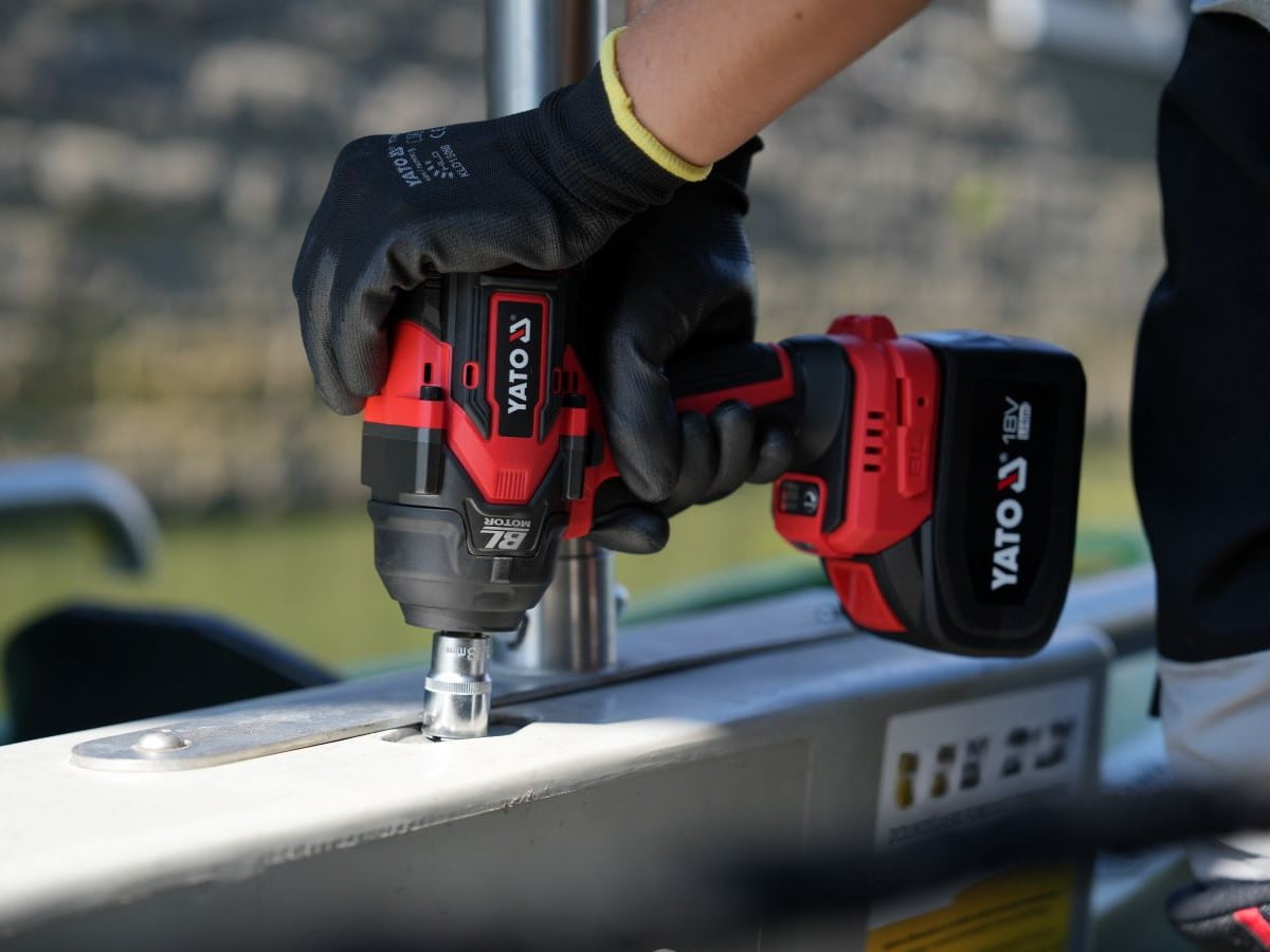 ÜTVESZÁRÓPISZTOLY YATO YT-828072 18V 1/2 1200NM, AKKUMULÁTOR NÉLKÜL