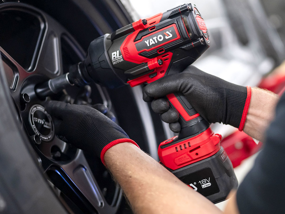 YATO ÜTVESZŰ PISZTOLY YT-828073 18V 3/4 2400NM, 1X6AH