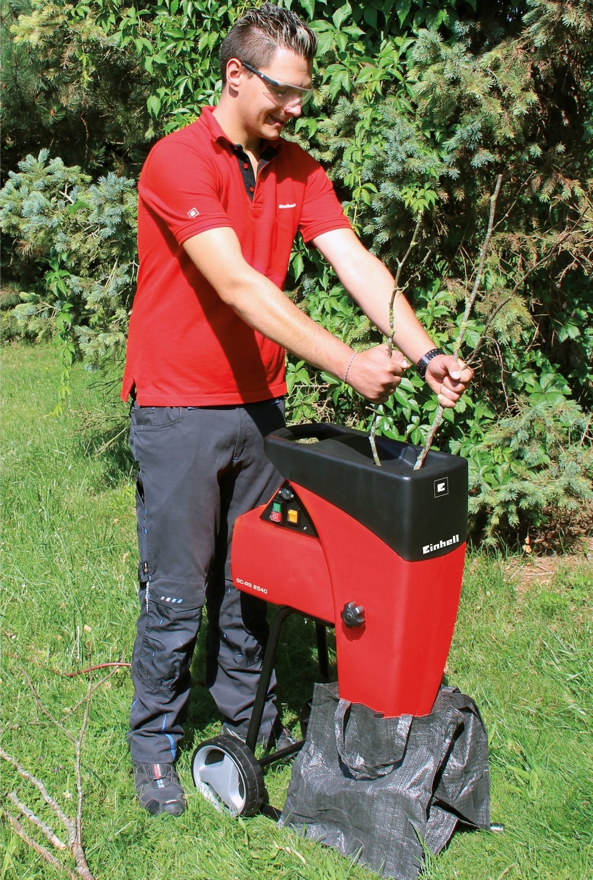 Tocator electric de crengi si resturi vegetale silentios Einhell GC - RS 2540, rola de taiere, comutator de directie, deschidere mare a buncarului, sasiu robust, inclusiv sac pentru deseuri de gradina Einhell - scule electrice si unelte profesionale - BricoMart
