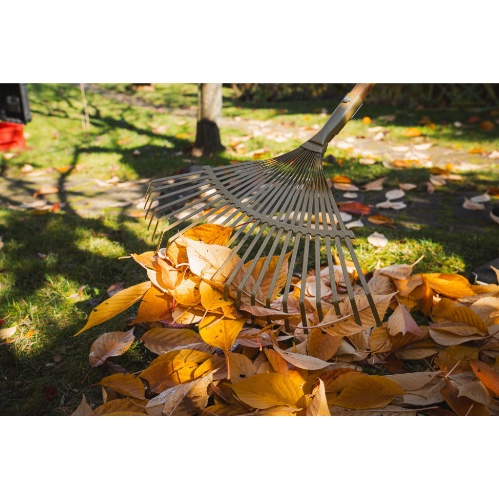 GARDEX Grebla pentru frunze cu coada de lemn 22 de dinti GX Tip: Greblă de grădină cu formă evantai Aplicații:Pentru frunze, iarbă și resturi ușoare Număr dinți: 22 Formă cap: Evan