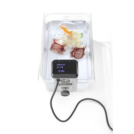 Aparat Sous-Vide Plus IPX7, capacitate pana la 80L, 2200 KW, optiune conectare Wi-Fi la aplicatie Android sau IOS cu 600 retete preincarcate, temperatura de la 5°C la 99°C, pas de 0.07°C, display digital cu ecran tactil de 4 inch, 130x145x(H)330 mm