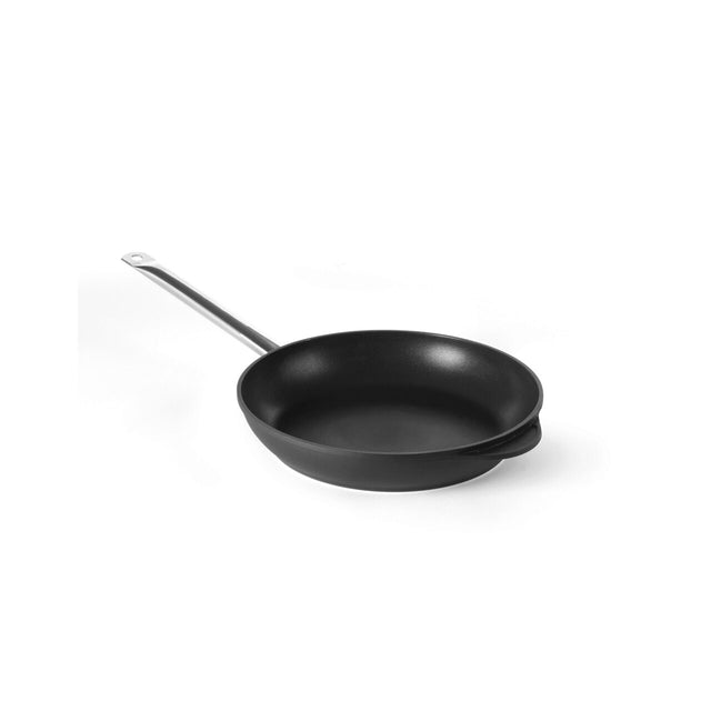 Tigaie Titanium Profesional, 24 cm diametru x 5 cm inaltime , din aluminiu dur turnat,baza 18 cm, 2 straturi anti-aderente titan, potrivita pt inductie, Hendi, maner inox