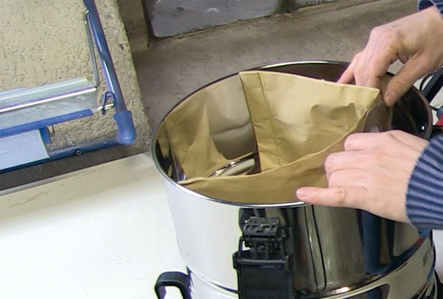 Sac de colectare a prafului original Einhell 40 L (potrivit pentru aspiratoarele Einhell umed / uscat cu recipiente de 40 si 50 litri, volum 40 L, include 5 saci, din hartie)