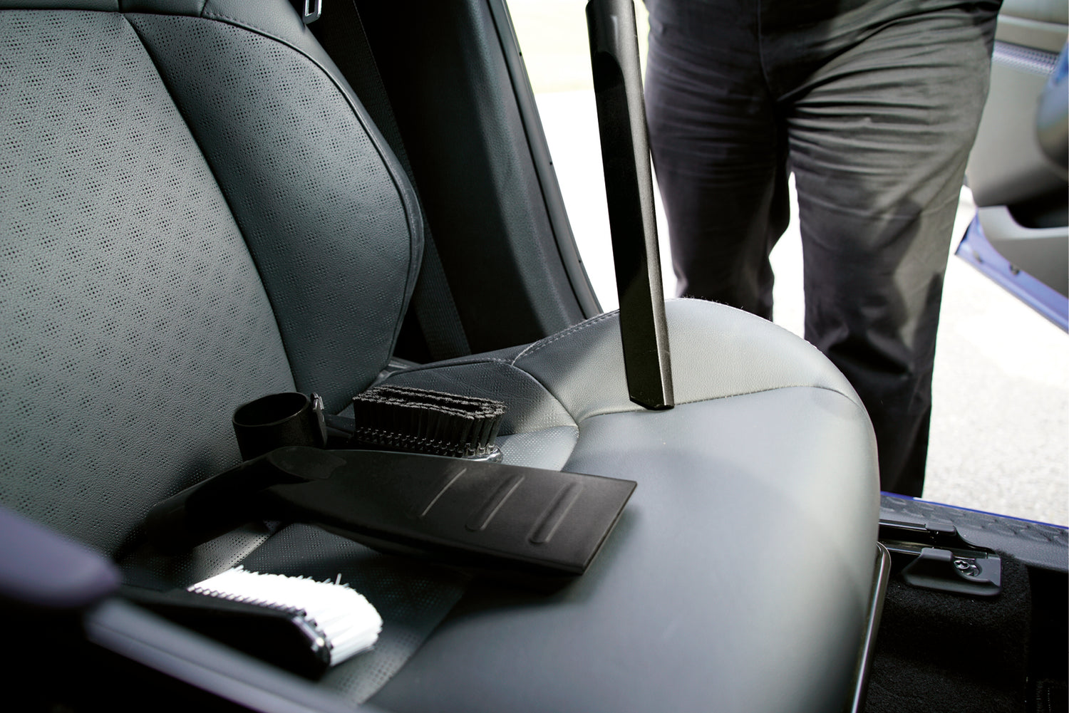 Set original de curatare a masinii Einhell (potrivit pentru aspirator umed/uscat, inclusiv furtun aspirare lung de 3 m, perie tare si moale pentru tapiterie, duza ingusta, duza scaune auto si adaptor)