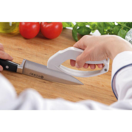 Ascutitor cutite ergonomic, lame reversibile cu ascutire dubla din carbon, Hendi, 14 cm, cu protectie degete