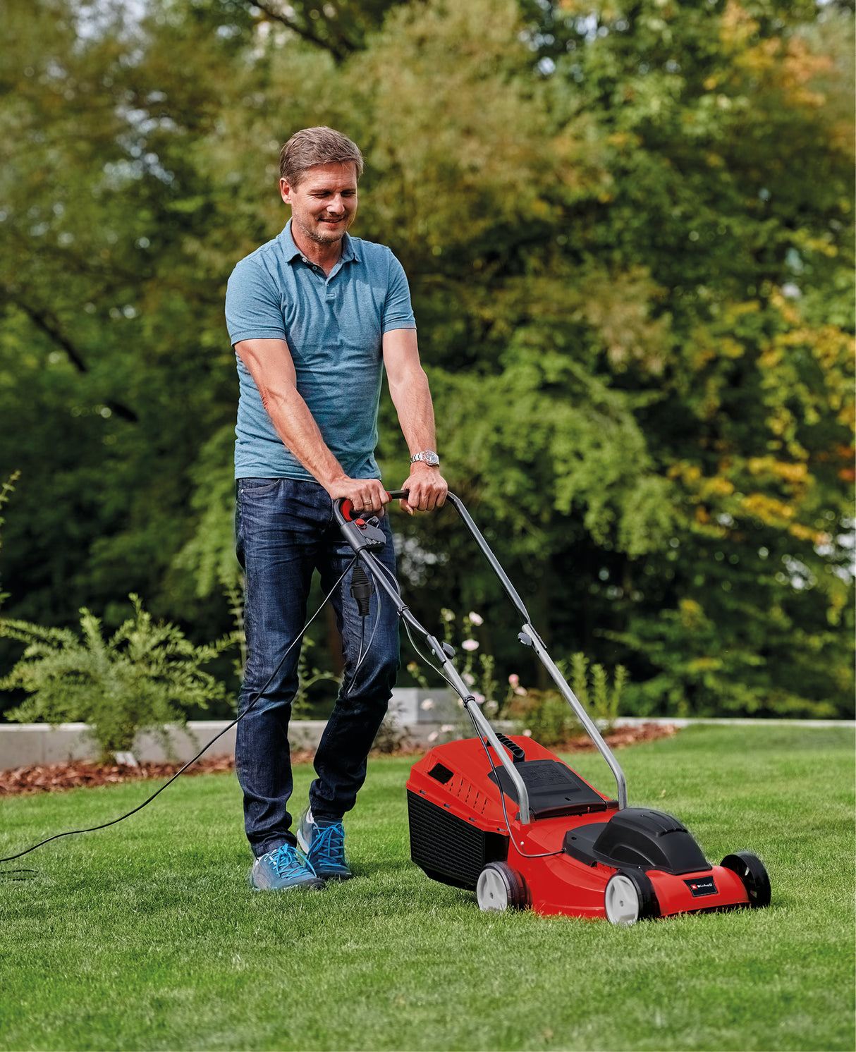 Masina de tuns iarba/gazon electrica Einhell GC-EM 1232 (1200 W, recomandata pentru peluze de pana la 300 m², reglare a inaltimii de taiere cu o singura roata in 3 trepte, sina de ghidare pliabila, cutie de colectare a ierbii de 30 l