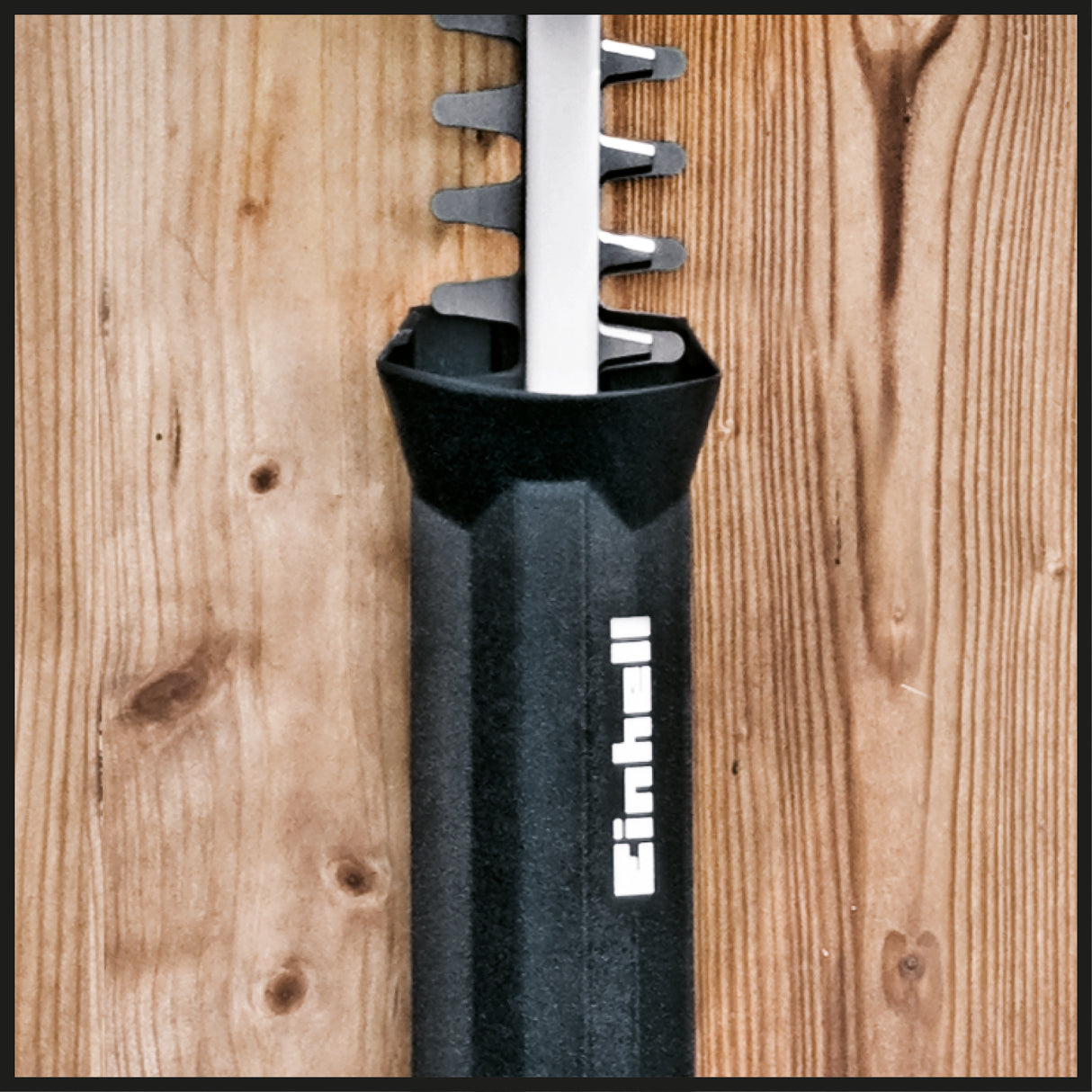 Masina de tuns gard viu electrica Einhell GH-EH 4245, 420 W, lungime de taiere 450 mm, dimensiune de taiere 12 mm, angrenaj metalic, husa de cutit din aluminiu, aparatoare de mana.