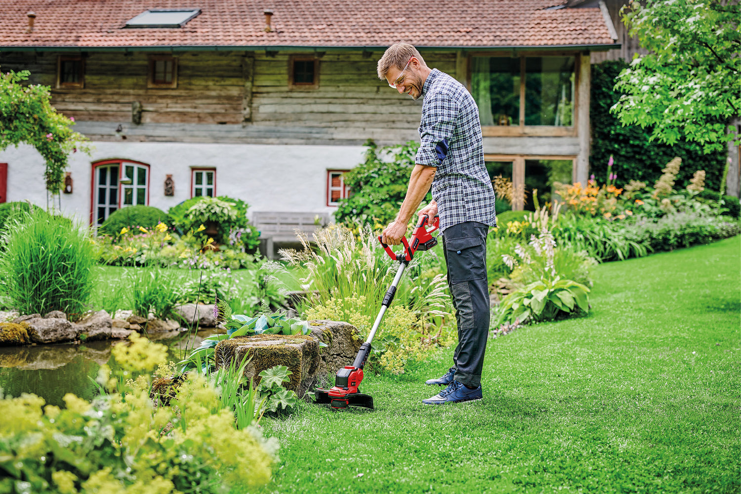 Trimmer de tuns iarba/gazon pe acumulator Einhell GE-CT 18/28 Li-Solo Power X-Change (Li-Ion, 18 V, filet cu latime de taiere de 28 cm, cap motor rotativ si inclinabil, livrare fara acumulator sau incarcator