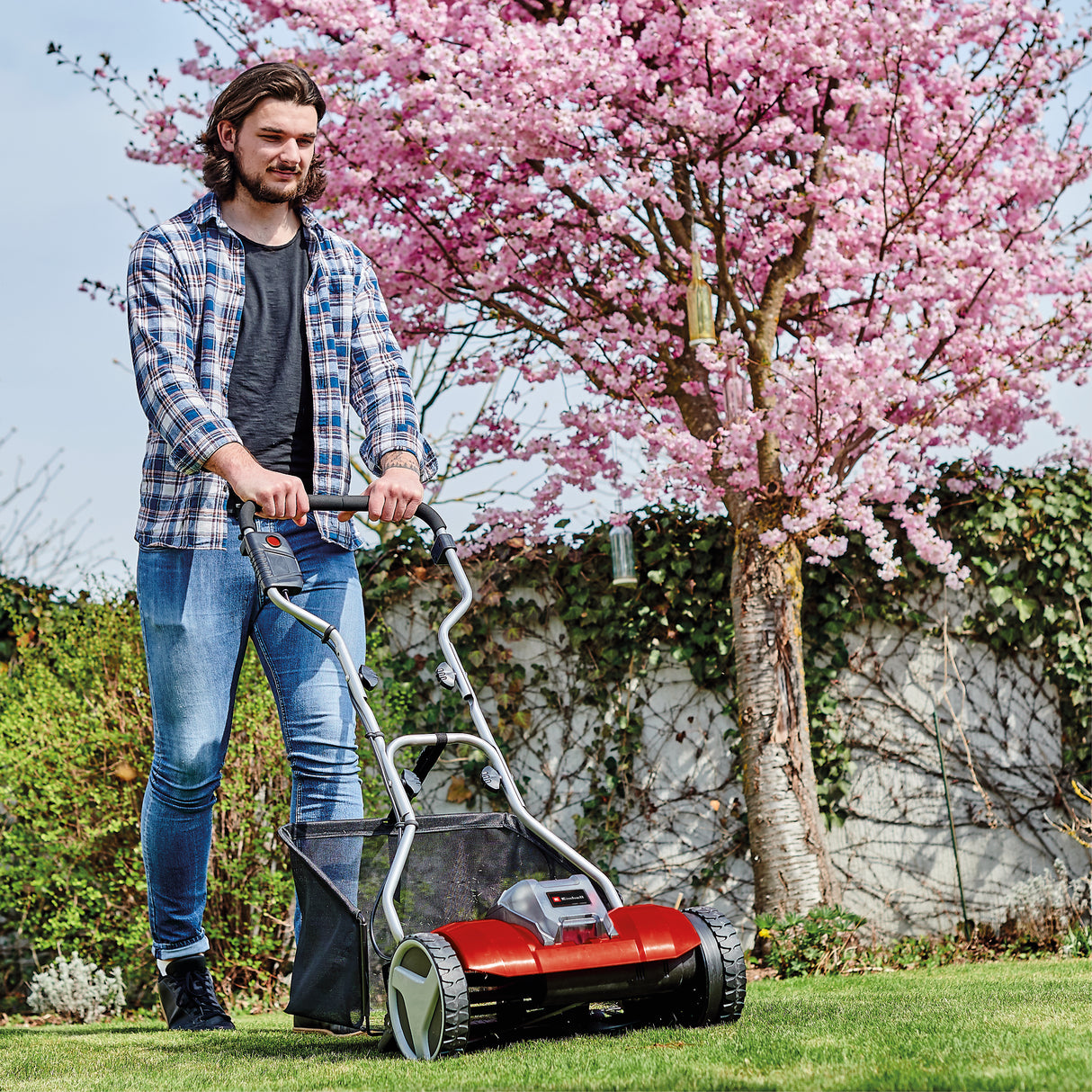 Masina de tuns iarba pe acumulator Einhell GE-HM 18/38 Li - Solo PXC, ax de tuns iarba montat pe rulmenti cu bile, cu 5 lame din otel slefuite cu precizie, livrata fara acumulator sau incarcator