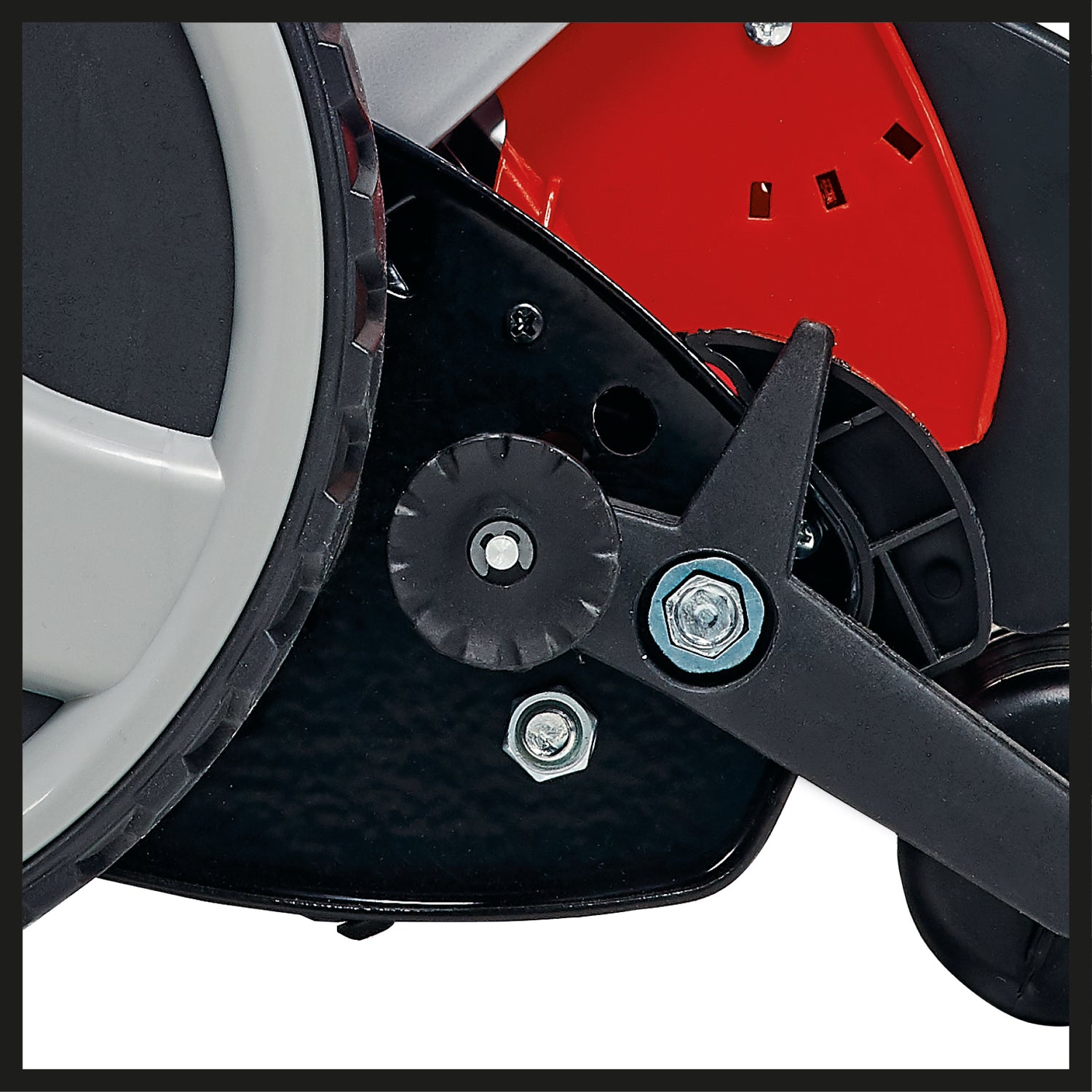 Masina de tuns iarba pe acumulator Einhell GE-HM 18/38 Li - Solo PXC, ax de tuns iarba montat pe rulmenti cu bile, cu 5 lame din otel slefuite cu precizie, livrata fara acumulator sau incarcator