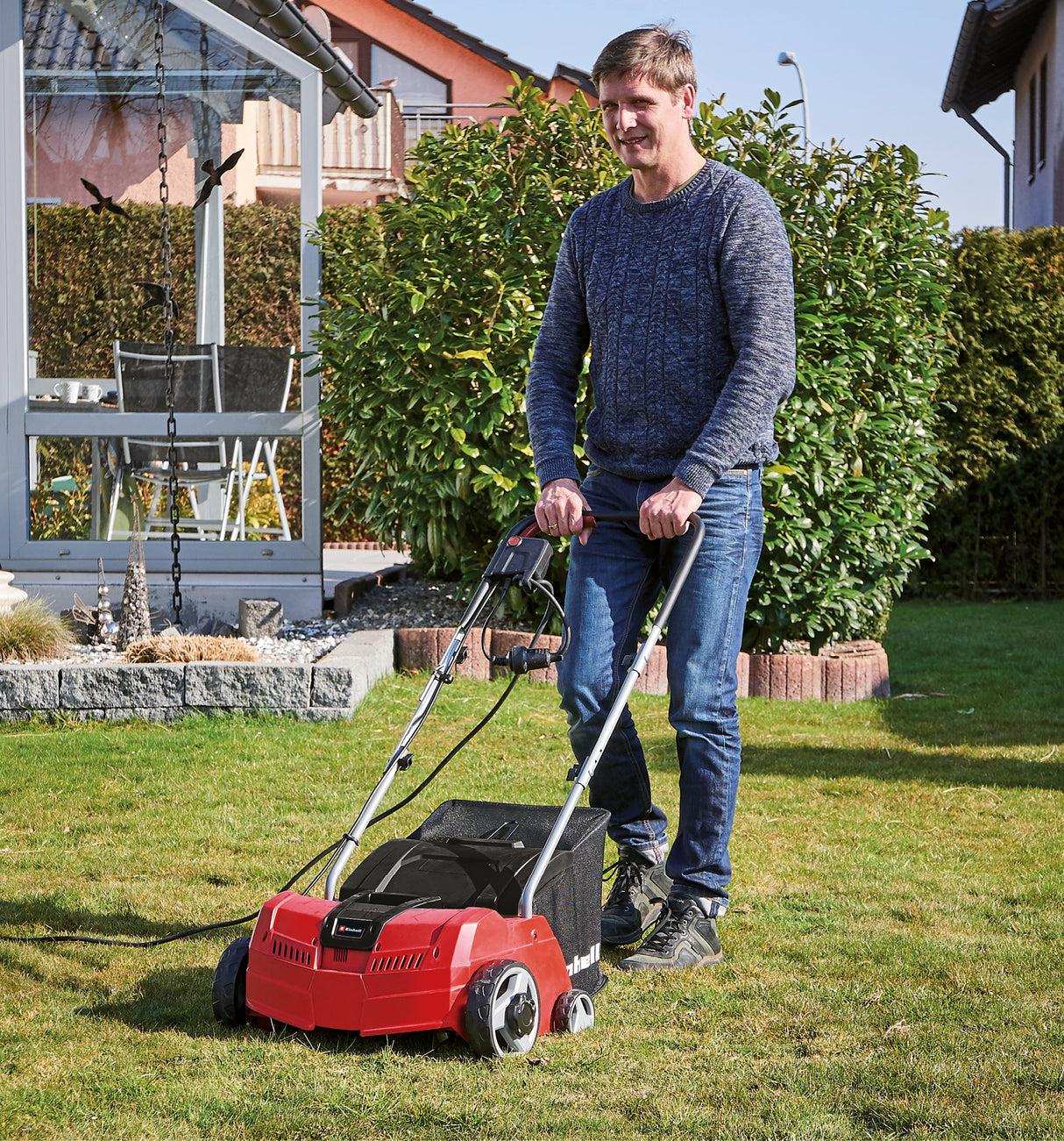Scarificator electric cu ventilator Einhell GC-SA 1231/1 (230 V, pana la 300 m², 1200 W, sac de colectare de 28 l, rola cu lame pe rulmenti + rola cu ventilator, 3 adancimi de lucru, bara de ghidare pliabila