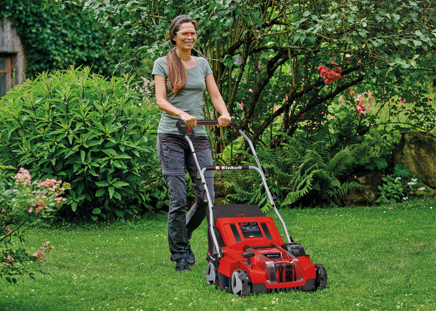 Einhell GE-SA 36/35 Li-Solo Power X-Change akkus talajlazító/gyepszellőztető (Li-ion, 36 V, szénkefe nélküli motor, 35 cm-es pengéjű henger, 28 literes gyűjtőzsák, állítható munkamélység, akkumulátor és töltő nélkül)