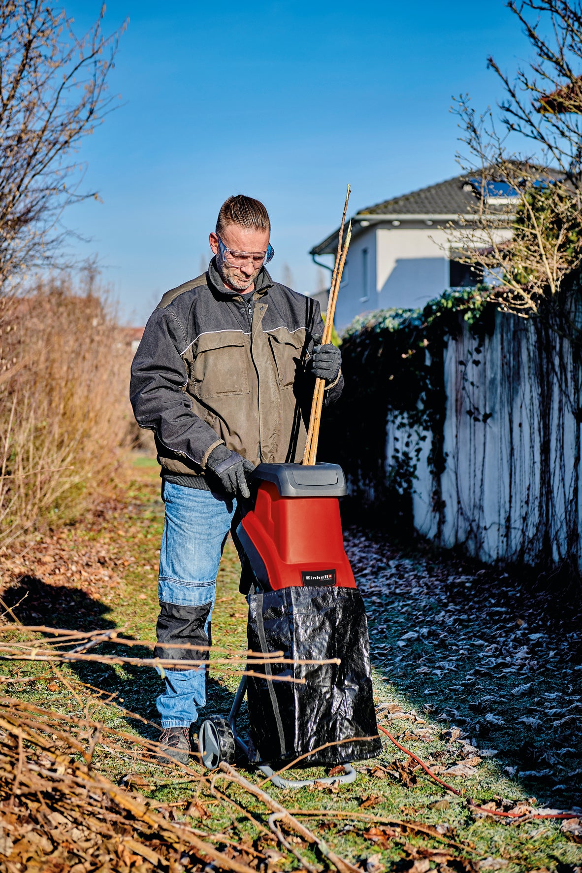 Tocator electric de crengi Einhell GC-KS 2540, 2 lame reversibile din otel special, deschidere mare a palniei, intrerupator de circuit al motorului, sac pentru resturi de la tocator, maner de transport, dispozitiv de scoatere a lemnului