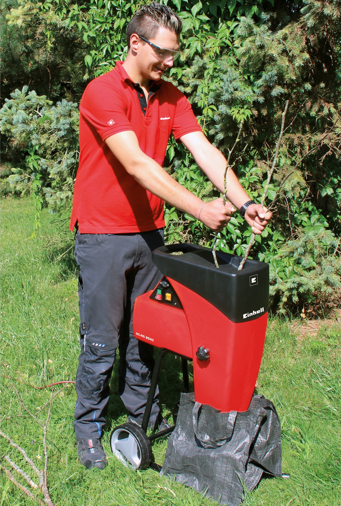 Tocator electric de crengi si resturi vegetale silentios Einhell GC-RS 2540, rola de taiere, comutator de directie, deschidere mare a buncarului, sasiu robust, inclusiv sac pentru deseuri de gradina