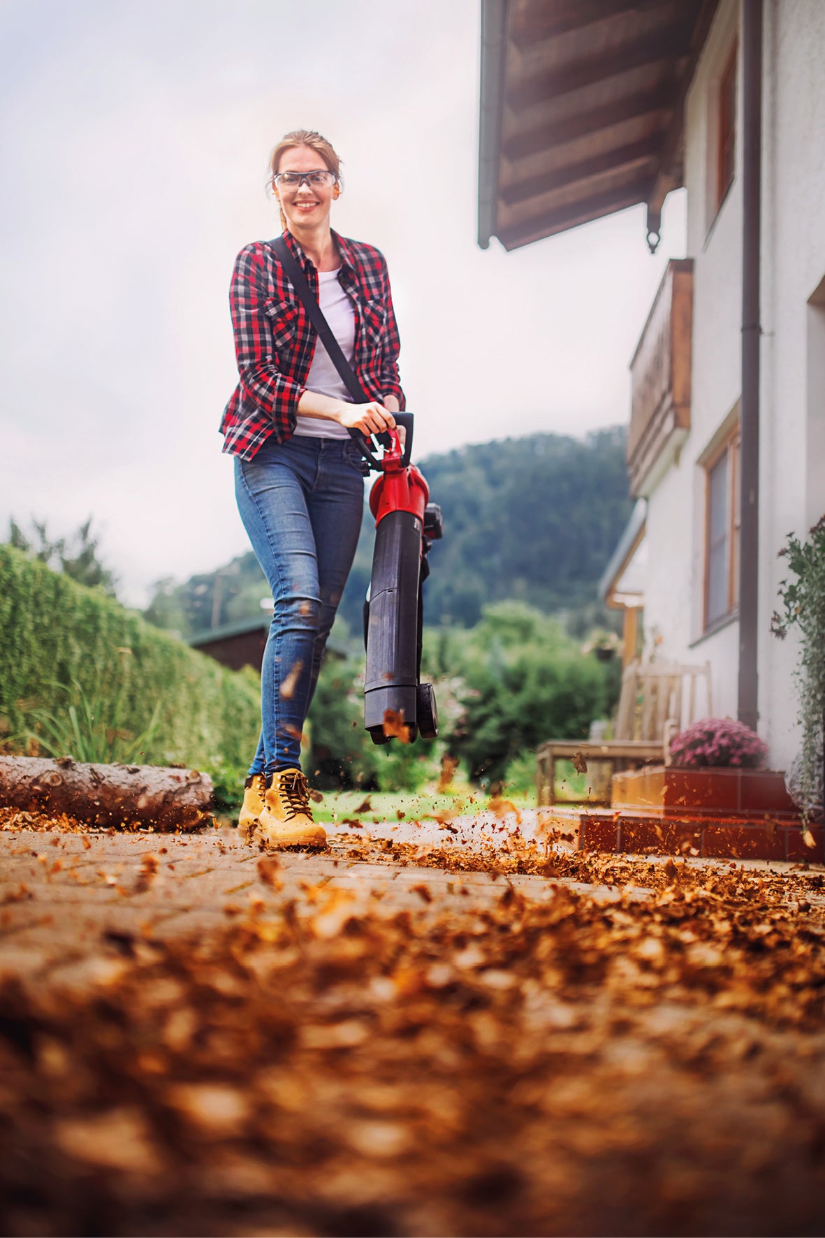 Einhell GE-CL 36 Li E-Solo Power X-Change akkus lombfúvó/porszívó, lítium-ion akkumulátorral, 2 x 18 V-os akkumulátorral, 210 km/h légsebességgel, szénkefe nélküli motorral, 45 literes gyűjtőzsákkal, hordszíjjal, akkumulátor és töltő nélkül