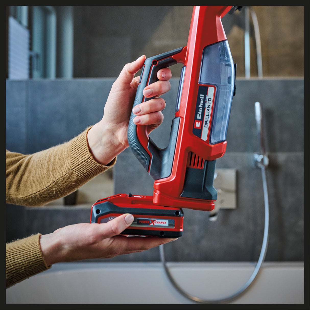 Aparat de curatat geamuri fara fir Einhell BRILLIANTO Power X-Change (18 V, duza de aspirare lunga de 28 cm, curatare fara urme, incl. sticla de pulverizare cu laveta din microfibra, fara acumulator)