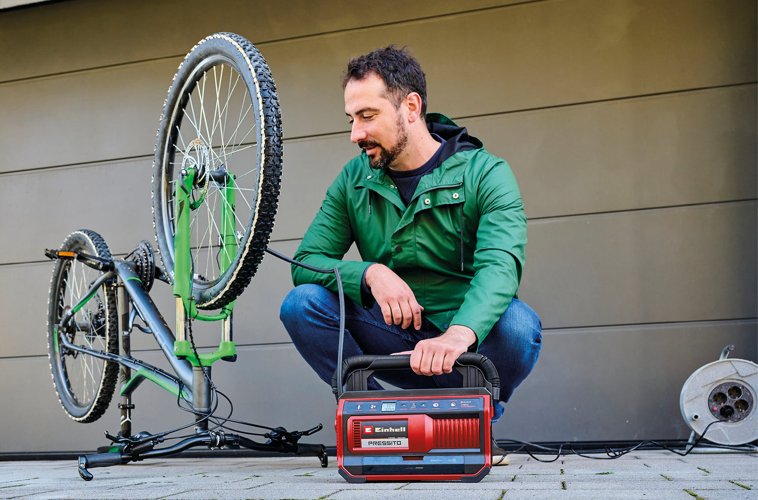 Compresor hibrid Einhell PRESSITO 18/25 Hybrid Power X-Change, 18 V, functionare cu cablu de alimentare sau acumulator, max. 11 bar, incl. 4 buc. set adaptor si 2 furtunuri, fara acumulator