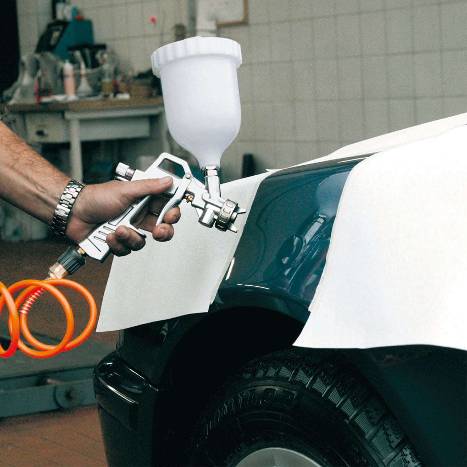 Eredeti Einhell festékszóró pisztoly gravitációs adagolótartállyal, kompresszor tartozékokkal, 600 ml-es tartállyal, festékmennyiség-szabályozóval, pont-/széles sugárú szabályozóval, forgó fúvókával, csatlakozónippel együtt