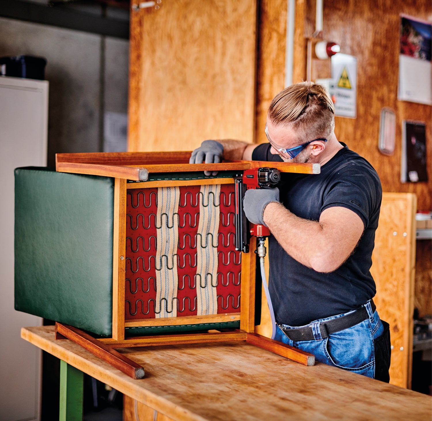 Capsator pneumatic Einhell TC-PN 50, capsator si cuie combinate 2 in 1, varf de siguranta, incl. 1.500 de capse si 2.000 de cuie, recipient de ulei (fara ulei), niplu de dozare, geanta de transport