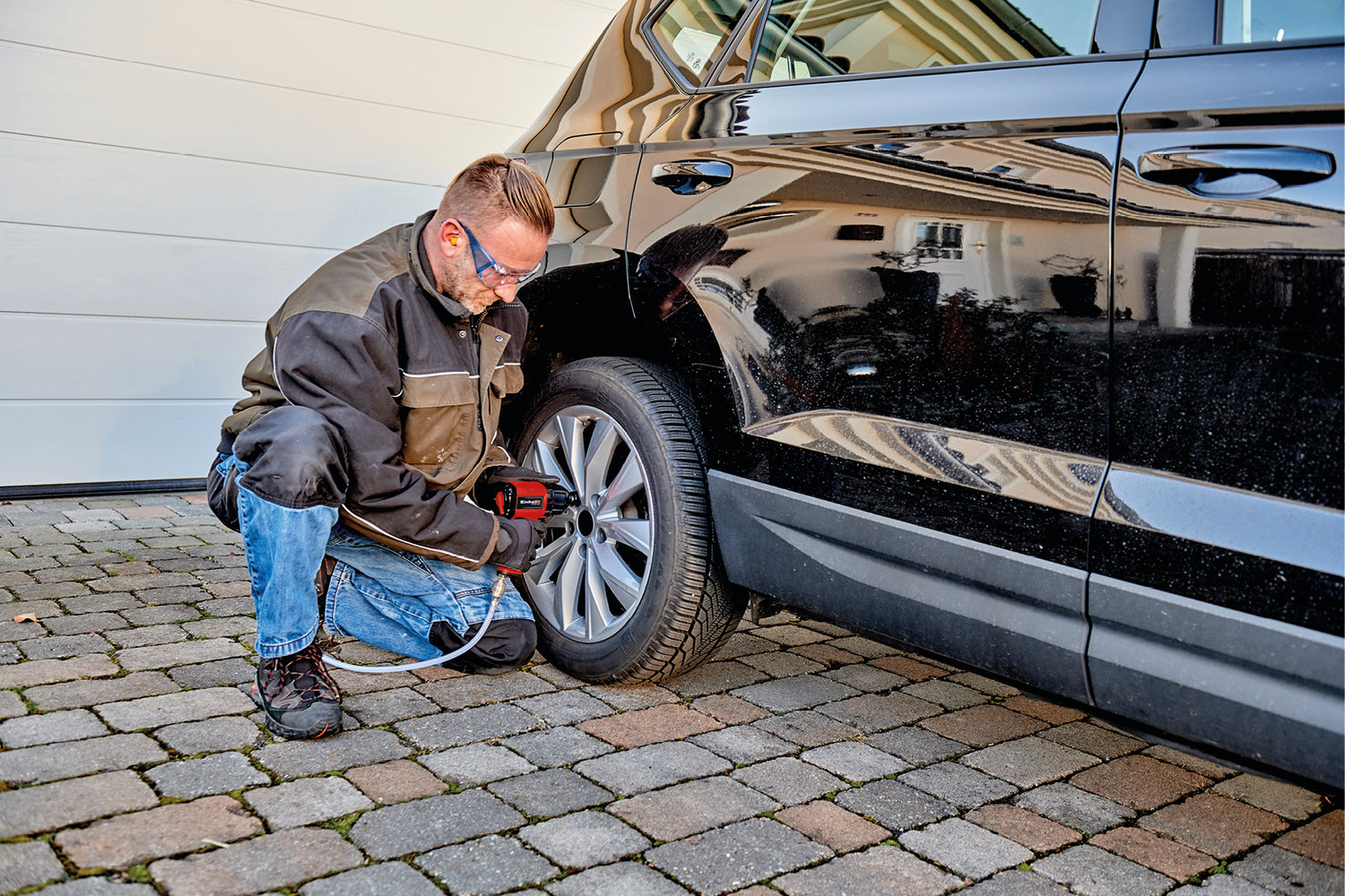 Cheie pneumatica cu impact Einhell TC-PW 340, cuplu maxim 340 Nm, rotatie stanga/dreapta, maner cauciucat, incl. 8 chei tubulare pentru burghiu, recipient de ulei gol, niplu de conectare