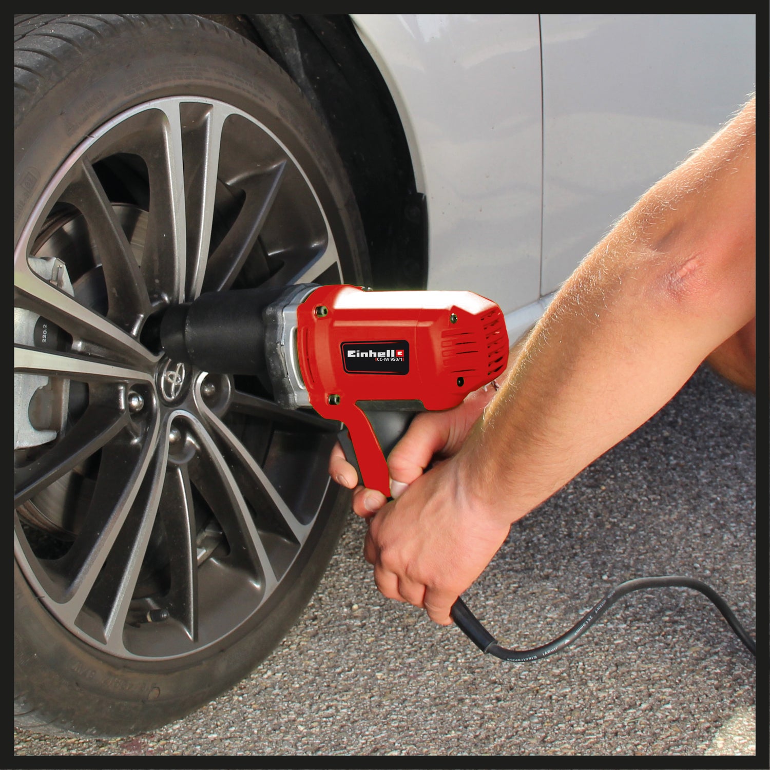 Cheie de impact Einhell CC-IW 950/1, 950 W, 2.300 rpm, cuplu maxim 450 Nm, rotatie inainte si inapoi, maner moale, carcasa robusta a mecanismului de impact, inclusiv chei tubulare de dimensiuni 17, 19, 21, 22 mm