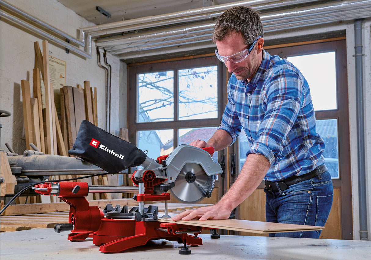 Einhell TC-SM 216 körfűrész vontatással, kereszt- és szögvágással, 1600 W, forgótányér gyorsbeállítással és reteszelő pozíciókkal, lézer, bal+jobb befogás, orsóretesz, keményfém fűrészlappal együtt