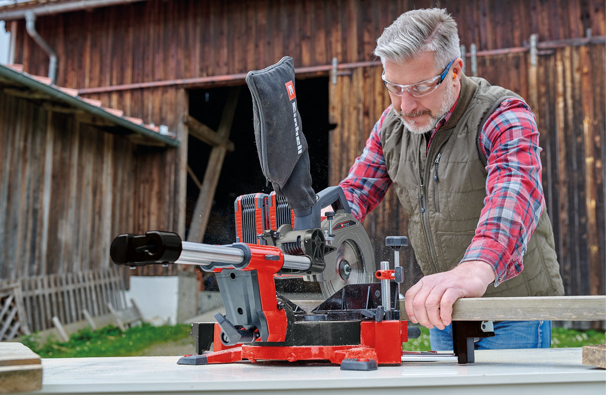 Einhell TE-SM 36/210 Li Solo Power X-Change akkus körfűrész, húzóerővel, kereszt- és szögvágáshoz, lítium-ion akkumulátorral, sima húzás funkcióval, vonallézerrel, akkumulátor és töltő nélkül szállítjuk.