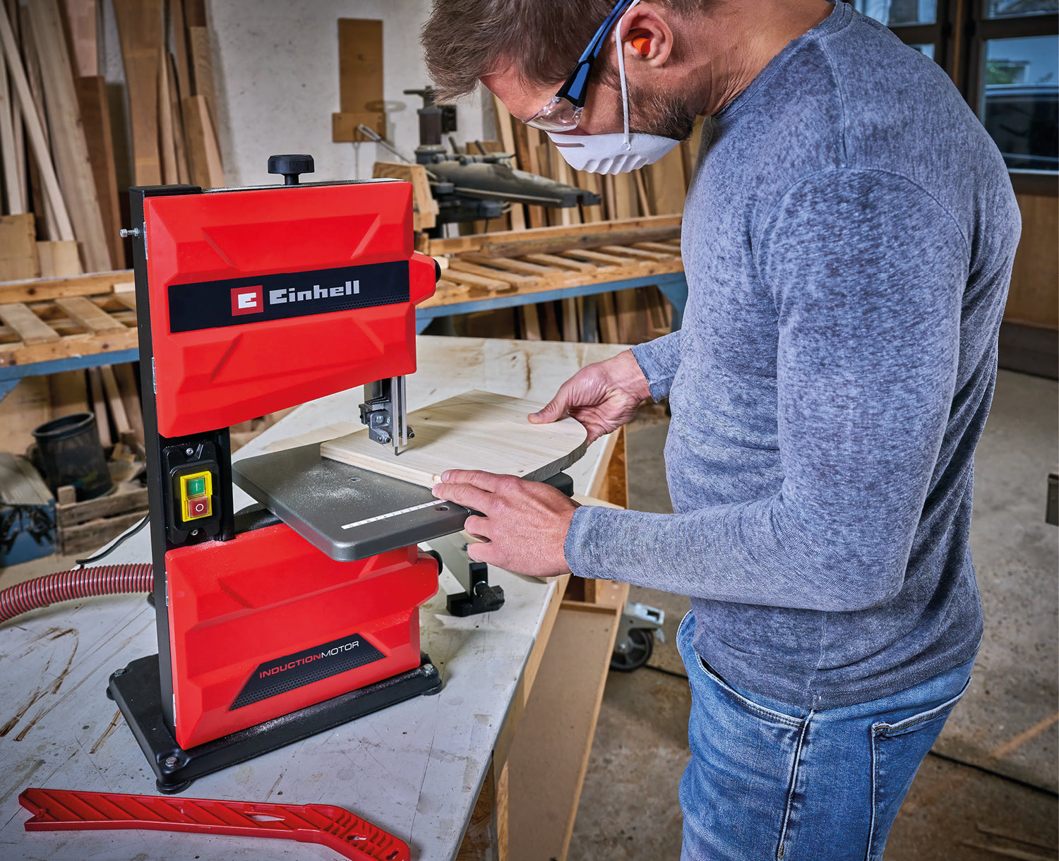 Fierastrau cu banda Einhell TC-SB 200 +, 300 W, schimbare banda fara unelte, opritor paralel, reglare inaltime, ghidaj robust banda Fierastrau, masa rabatabila continuu