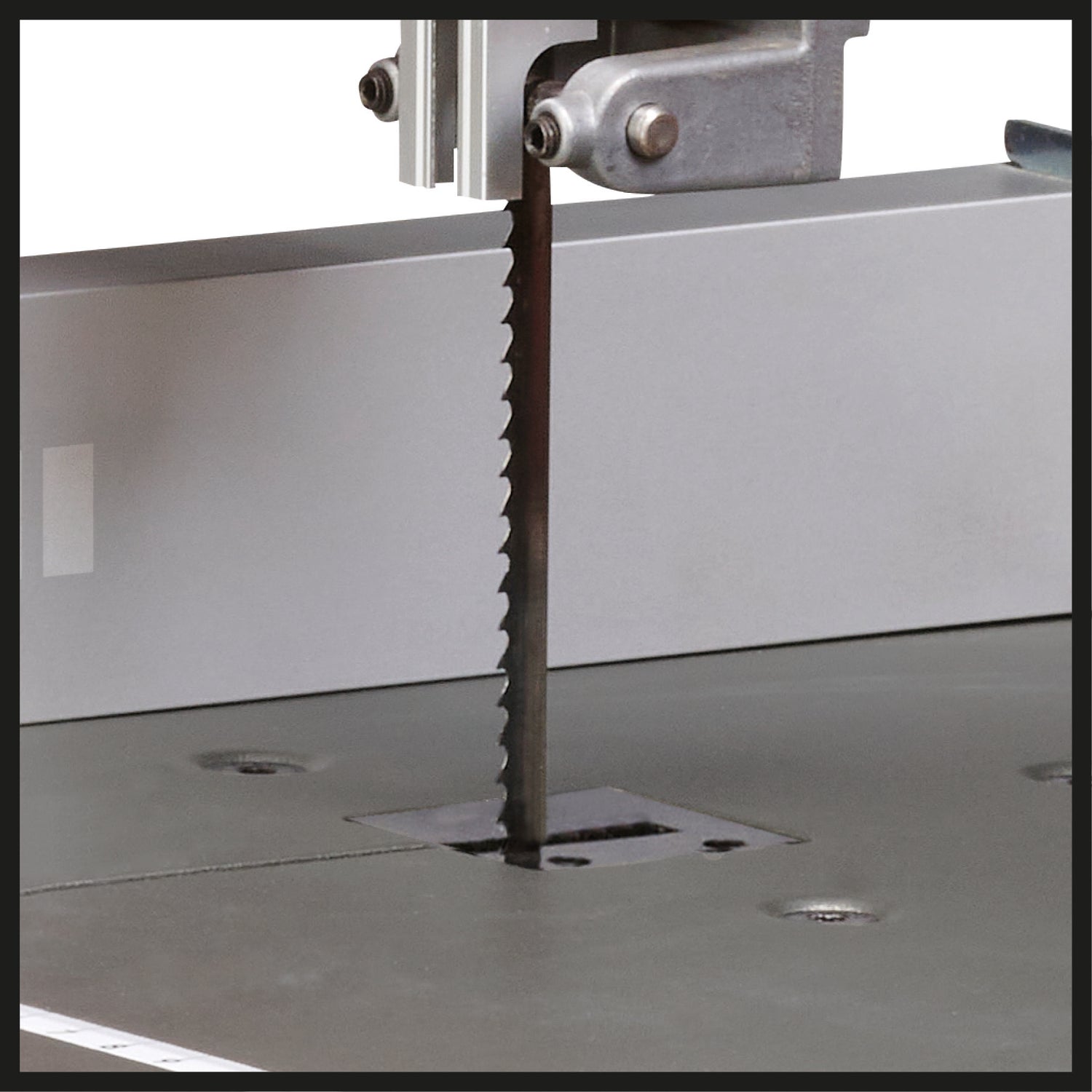 Fierastrau cu banda Einhell TC-SB 200 +, 300 W, schimbare banda fara unelte, opritor paralel, reglare inaltime, ghidaj robust banda Fierastrau, masa rabatabila continuu